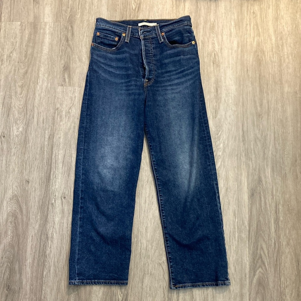 EUC Levi’s Ribcage Darkwash Jeans